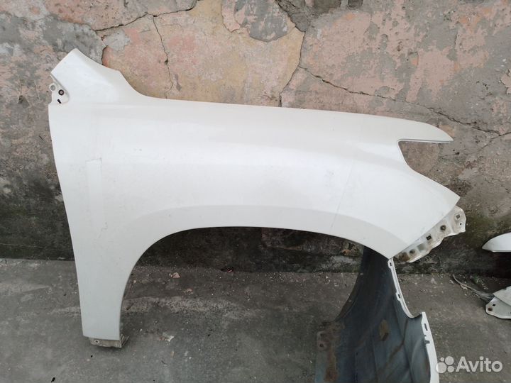 Крыло переднее правое Toyota land cruiser 200