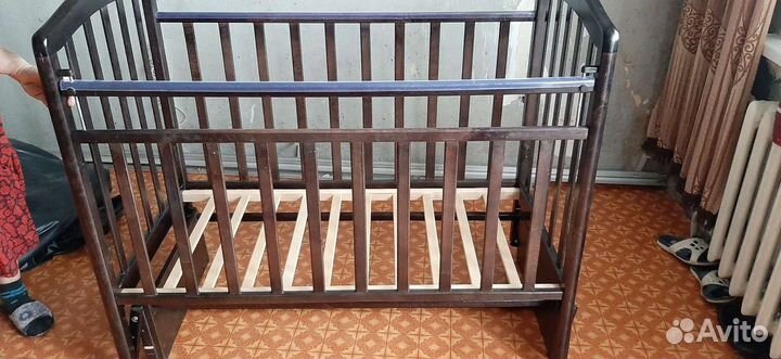 Детская кроватка с маятником