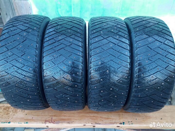 Goodyear UltraGrip 215/55 R17