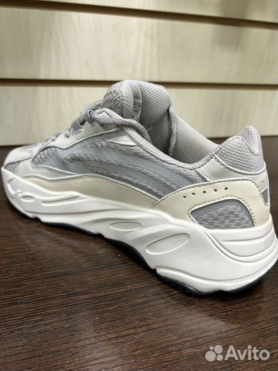 Кроссовки Adidas 700