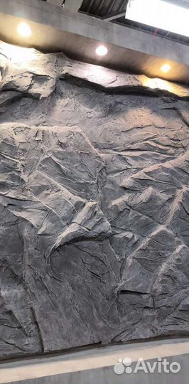 Скала в интерьере. Барельеф