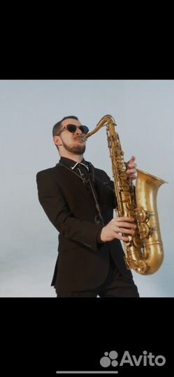 Саксофонист и др музыканты
