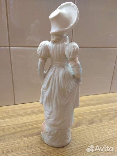Статуэтка фарфоровая Дама антик. Европа. 22 см