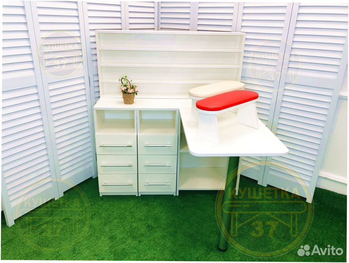 Маникюрный стол с ящиками