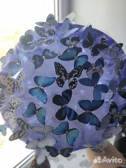 Букет с бабочками светящейся