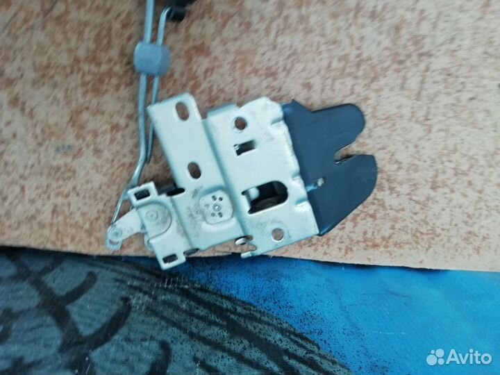 Замок крышки багажника Mitsubishi Lancer 1.3 мт 20