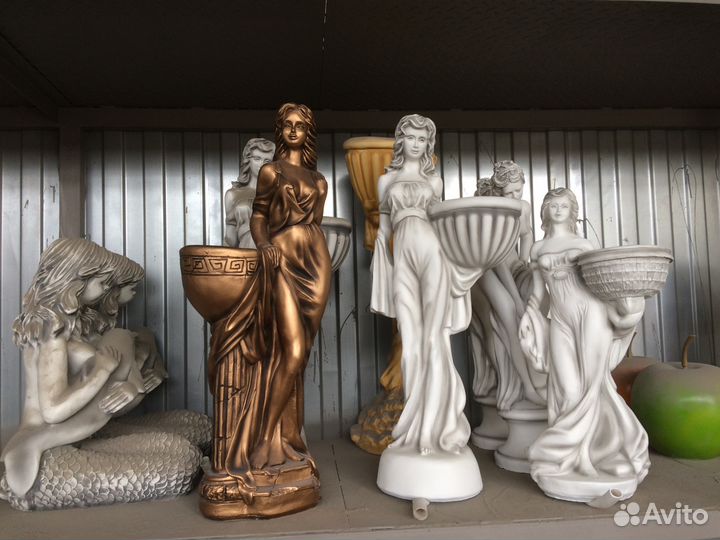 Фигура девушки из бетона