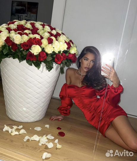 Роза в большой корзине