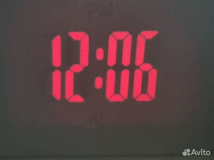 Настольные часы-будильник с проекцией времени