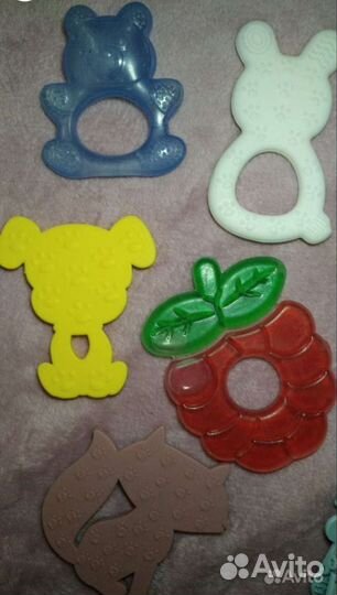 Игрушки, щётка, нагрудники,слюнявчики,посуда