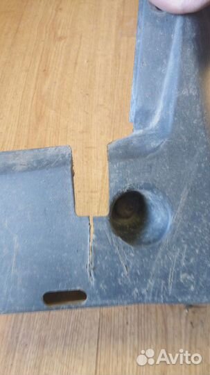 Брызговик Субару Трибека правый