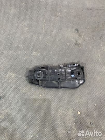 Кронштейн переднего бампера левый Toyota