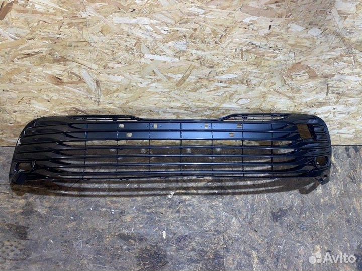 Решетка бампера центральная Toyota Camry V70