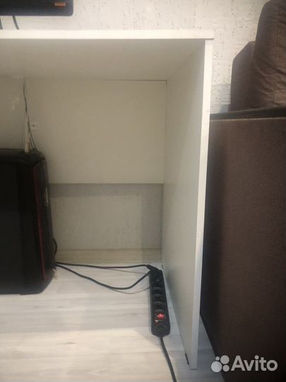 Компьютерный стол белый