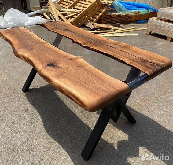 Стол из эпоксидной смолы и слэба