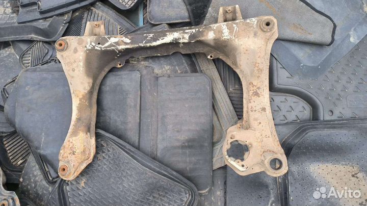 Подрамник Audi 80B4 с лапой под кпп