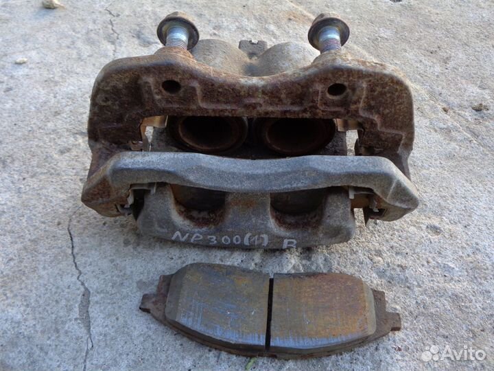 Nissan NP300 Суппорт тормозной правый
