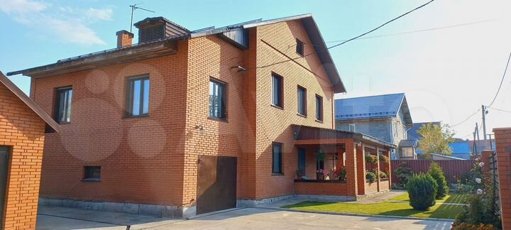 Коттедж 300 м² на участке 12 сот.