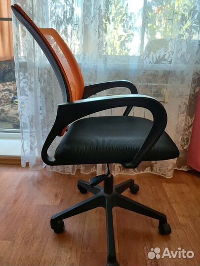 Компьютерное кресло бюрократ CH-695N/OR/TW-11