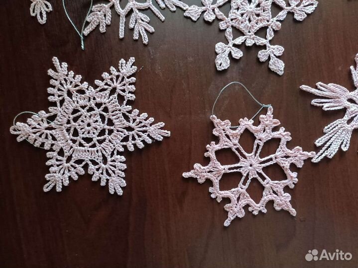 12 розовых снежинок