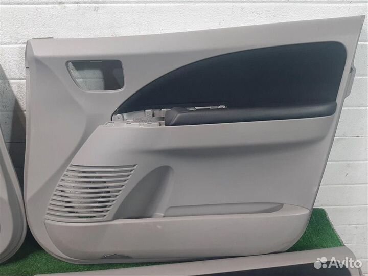 Обшивки дверей комплект Mitsubishi Grandis 2008