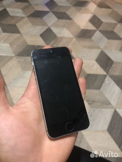 Телефон iPhone se