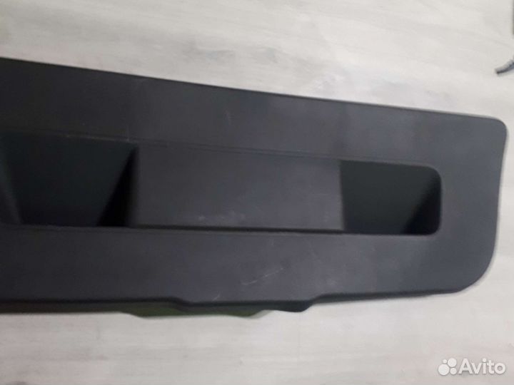 Пластик крышки багажника Volkswagen Polo седан