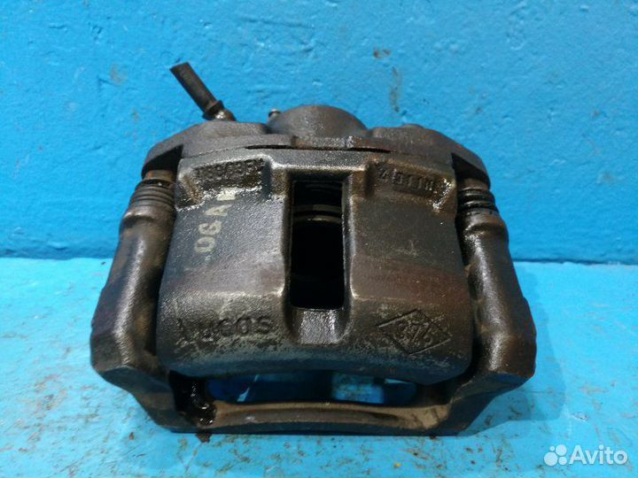 Суппорт передний правый Рено Логан Renault Logan1