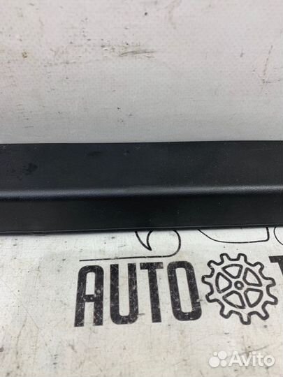 Направляющая люка левая Nissan Patrol Y61 RD28