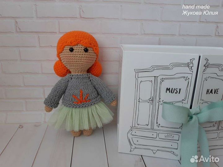 Вязаная кукла с одеждой