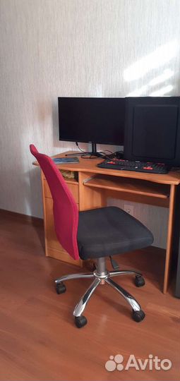 Компьютерное кресло и столь