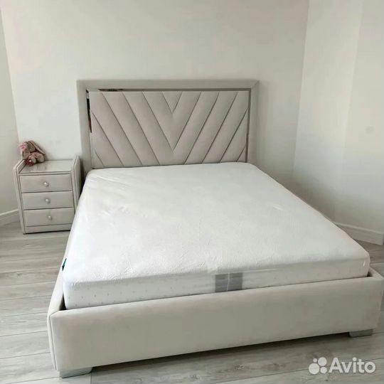 Кровать с мягким изголовьем