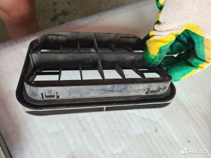 Решетка вентиляционная Renault Sandero 2011