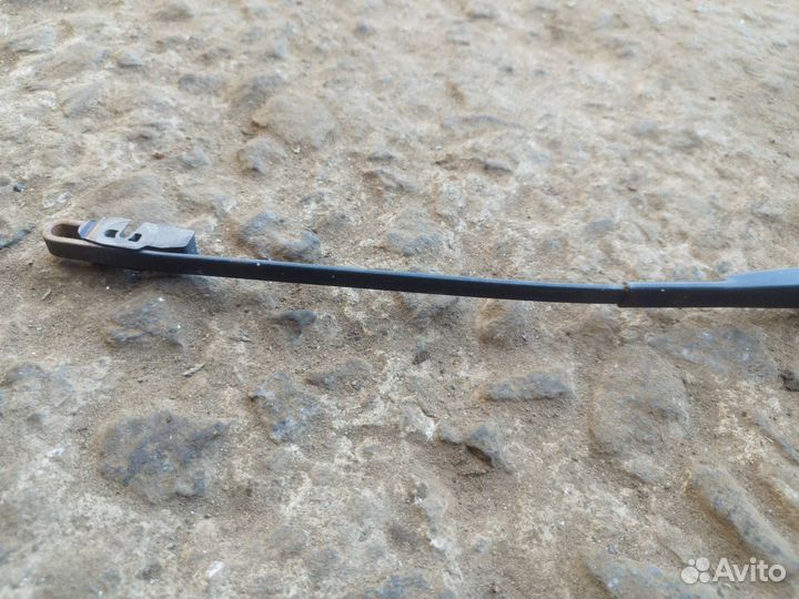 Поводок стеклоочистителя правый Geely Emgrand EC7