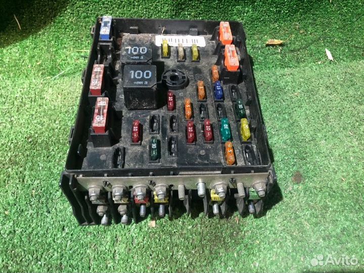Блок предохранителей под капот Volkswagen Passat
