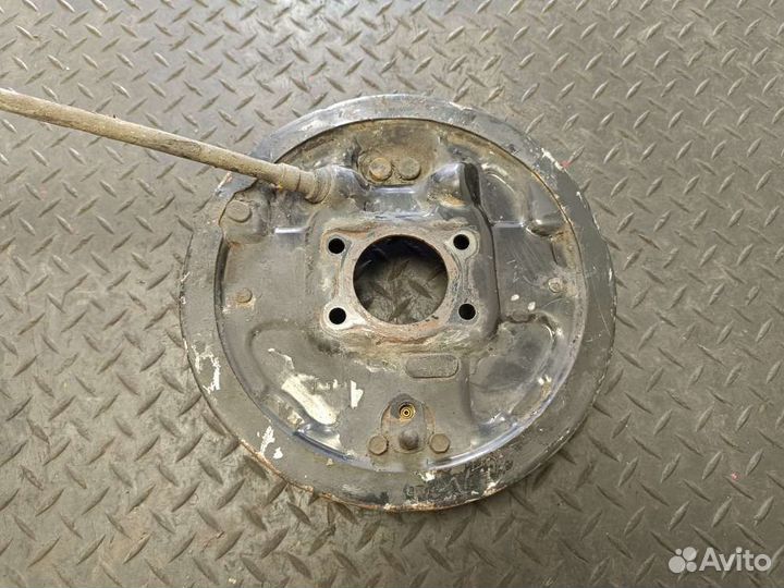 Щит тормозной зад/лево на Mitsubishi Space Wagon