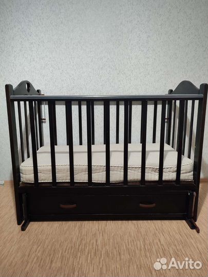 Детская кроватка с маятником