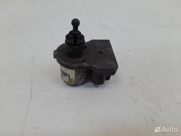Моторчик корректора фары передний левый Toyota
