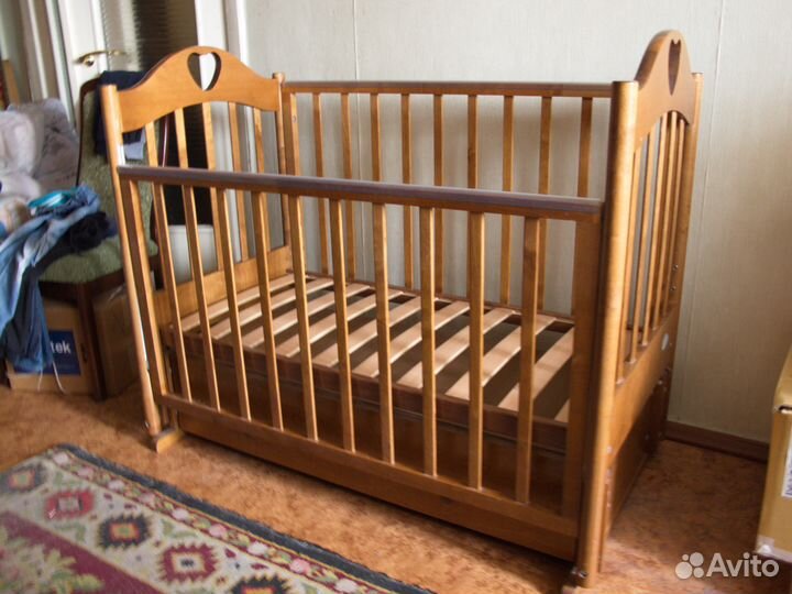 Детская кроватка с маятником