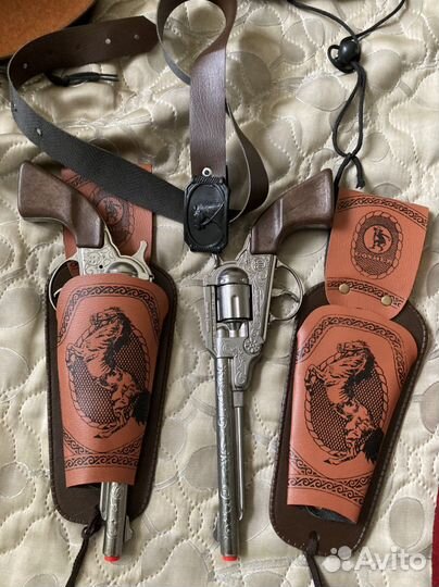 Ковбойские шляпы и костюм (жилетка и шляпа) шерифа