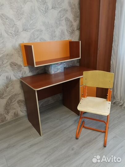 Письменный стол, полка, стул