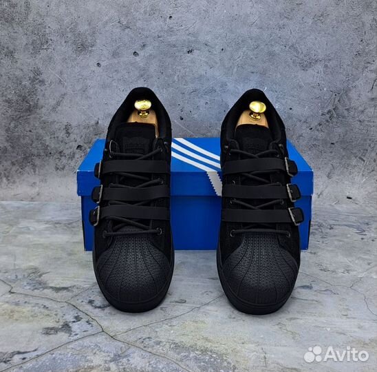 Adidas superstar black