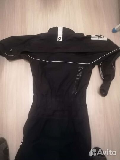 Сухой гидрокостюм для водных видов спорта