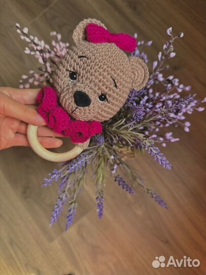 Вязаная погремушка грызунок мишка