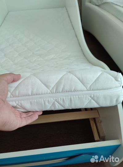 Детская кровать-машинка