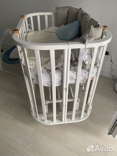 Детская кроватка с маятником