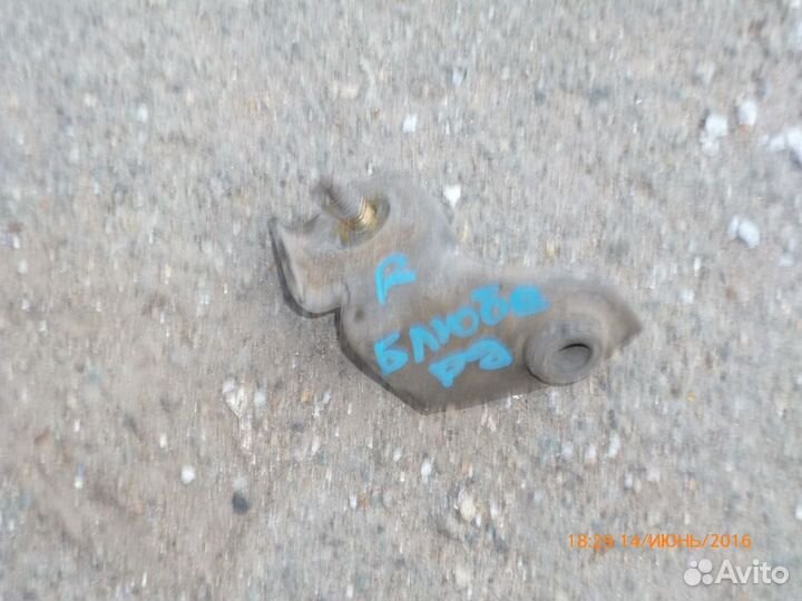 Кронштейн радиатора кондиционера Ниссан Блюберд