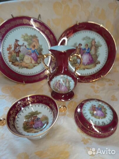 Фарфор с галантными сценами в цвете бордо