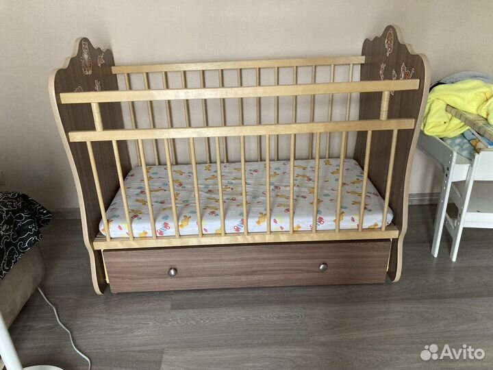 Детская кроватка с маятником