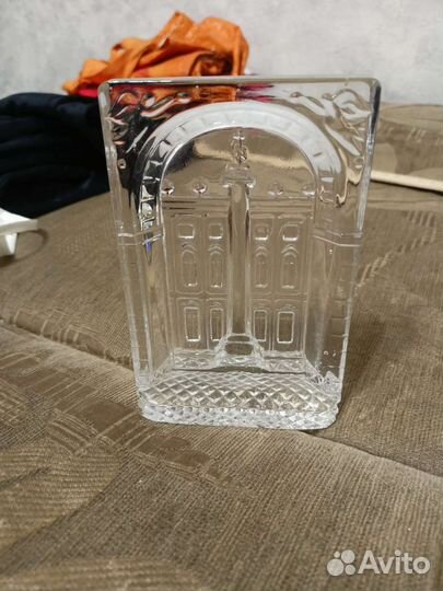 Стеклянная статуэтка